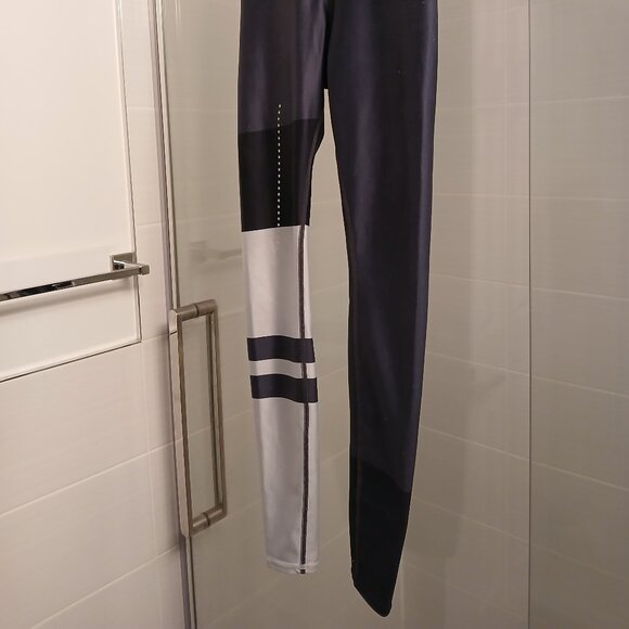 *Rare* ALO Yoga Leggings - Picture 10 of 15